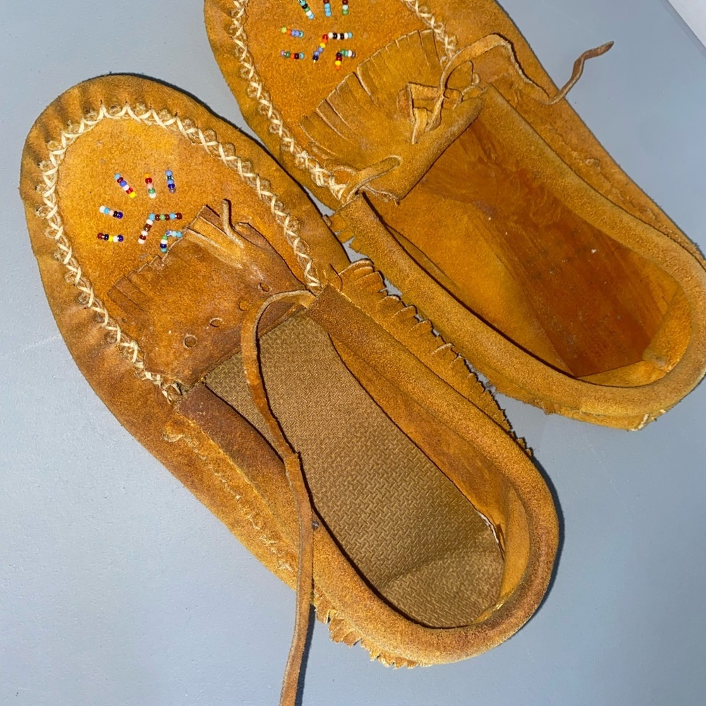 Indian Native Tan Beaded Moccasins Ladies size 7 Multicolor Art - Picture 10 of 11